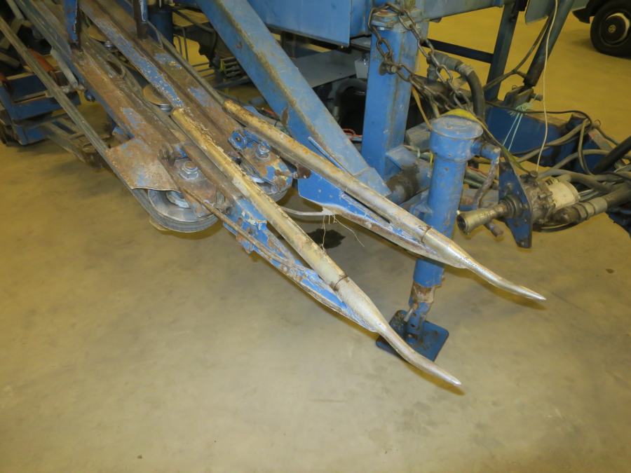 5277 Asa-Lift carrot harvester with bunker