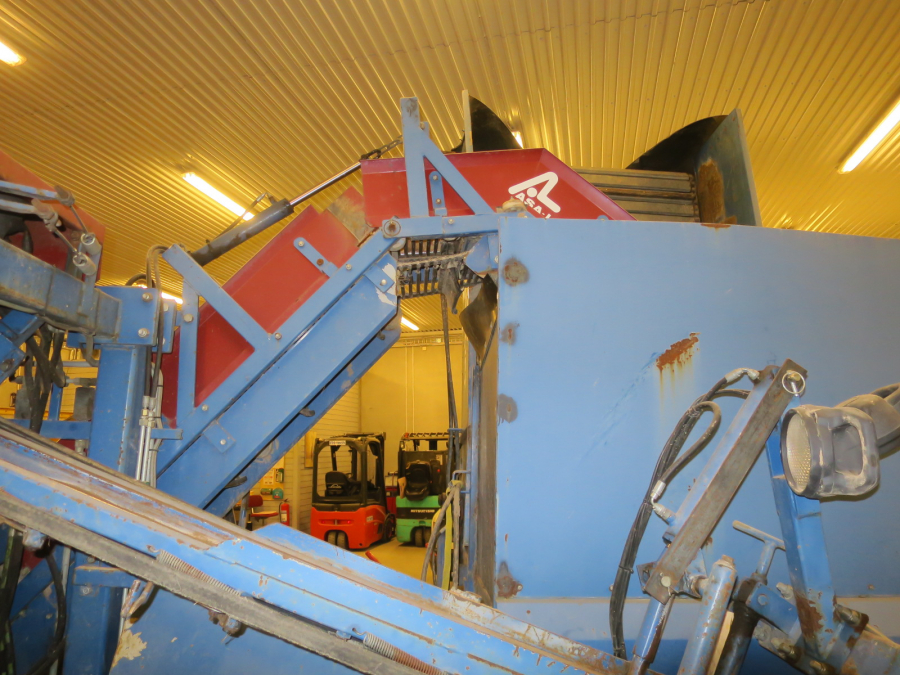 5277 Asa-Lift carrot harvester with bunker