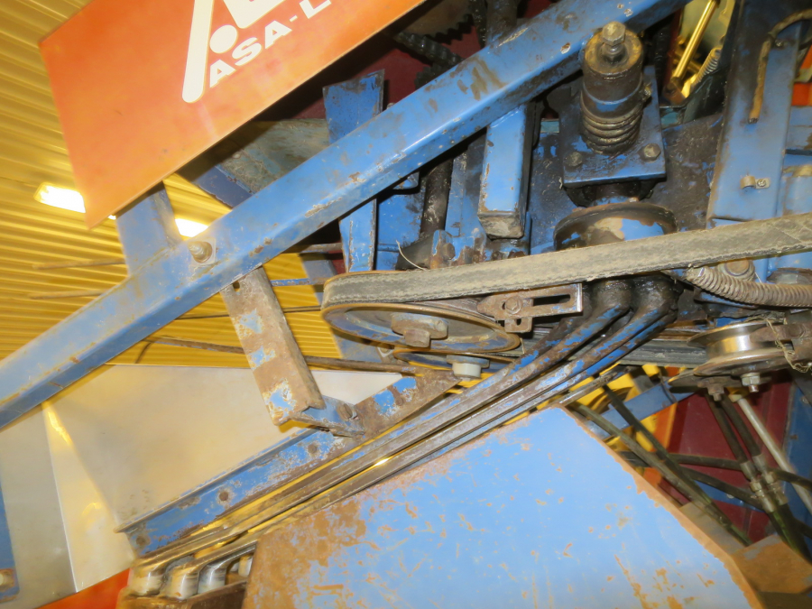 5277 Asa-Lift carrot harvester with bunker