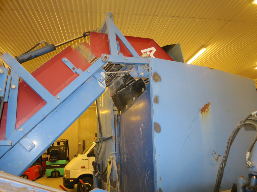 5277 Asa-Lift carrot harvester with bunker