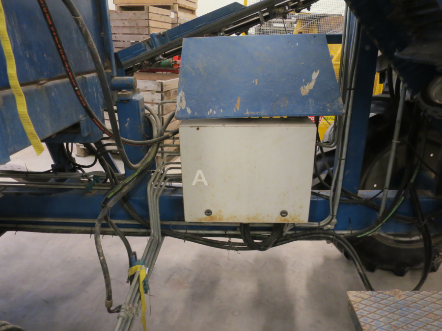 5277 Asa-Lift carrot harvester with bunker