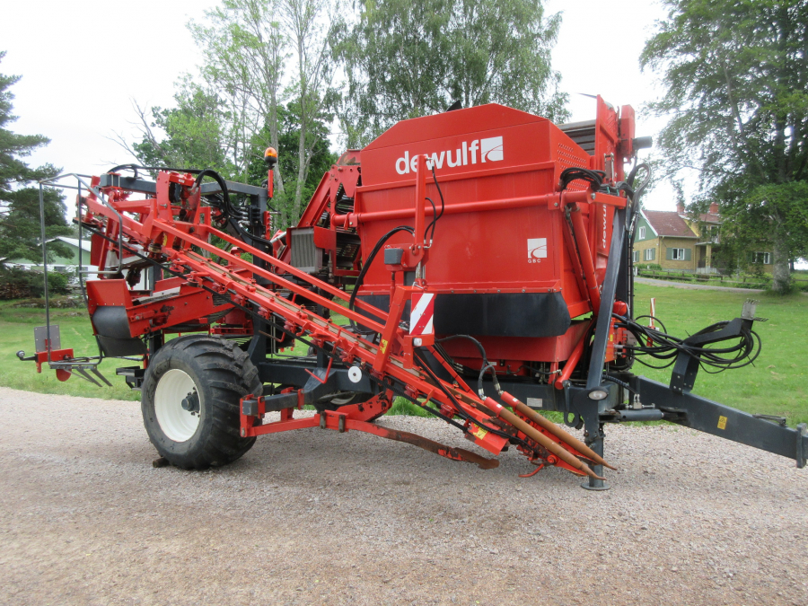 5287 Dewulf GBC carrot harvester with bunker