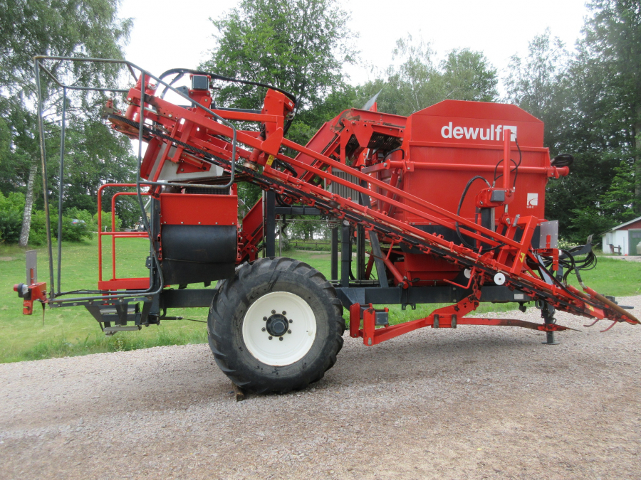 5287 Dewulf GBC carrot harvester with bunker