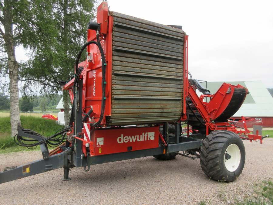 5287 Dewulf GBC carrot harvester with bunker