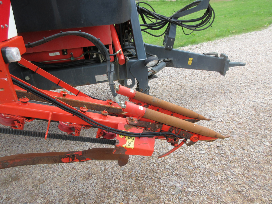 5287 Dewulf GBC carrot harvester with bunker