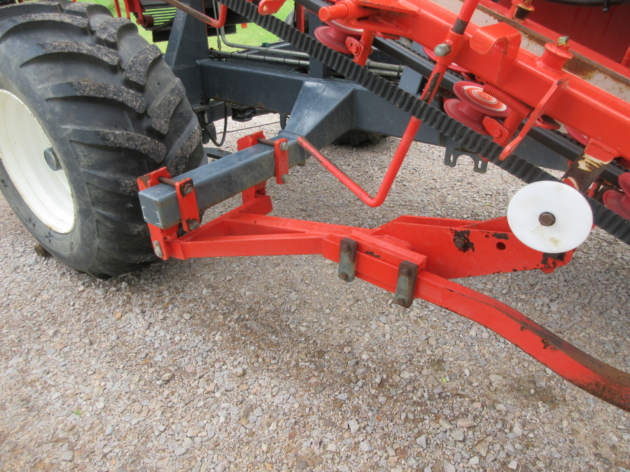 5287 Dewulf GBC carrot harvester with bunker