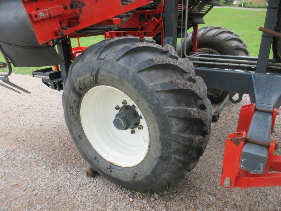 5287 Dewulf GBC carrot harvester with bunker