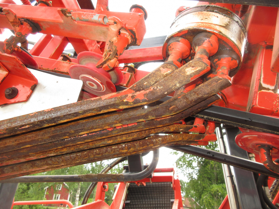 5287 Dewulf GBC carrot harvester with bunker