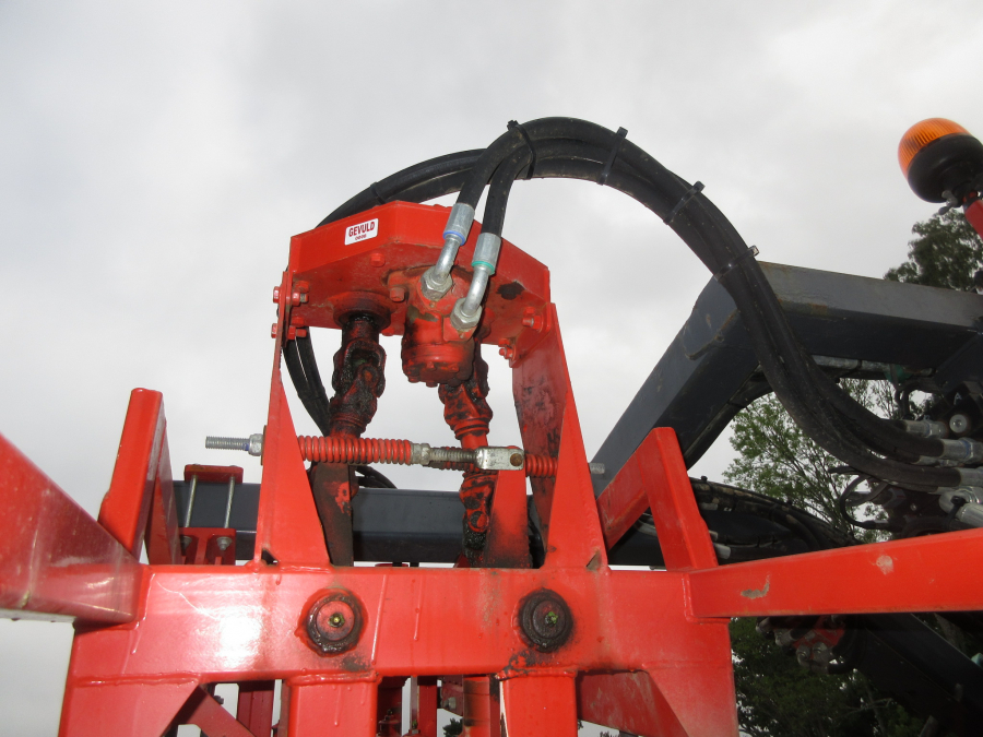 5287 Dewulf GBC carrot harvester with bunker