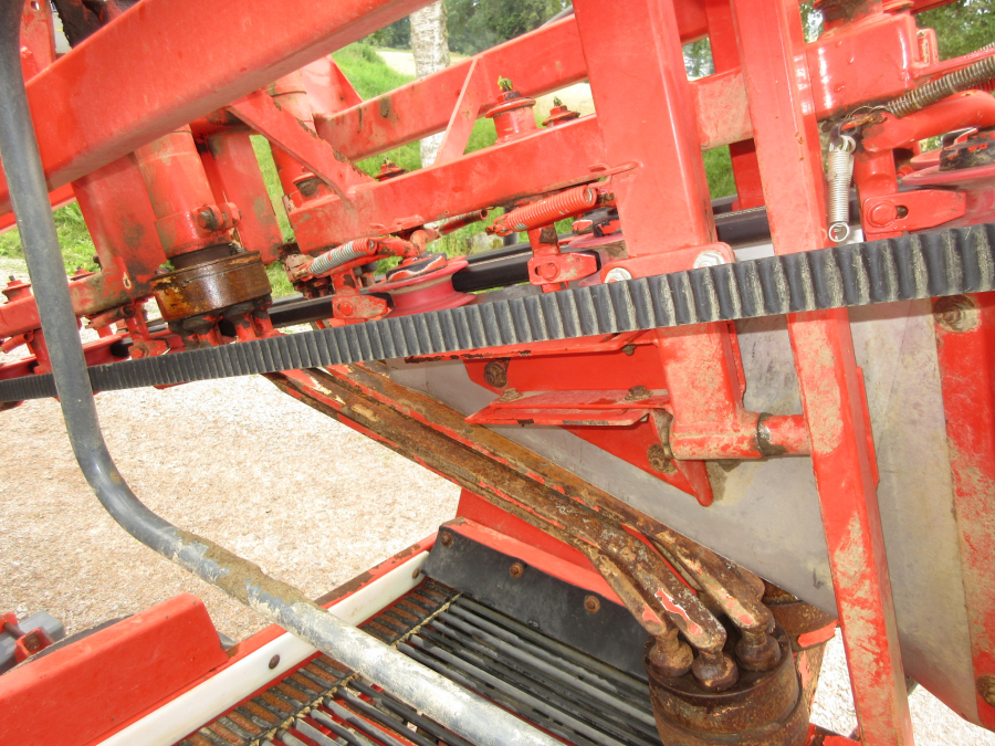 5287 Dewulf GBC carrot harvester with bunker