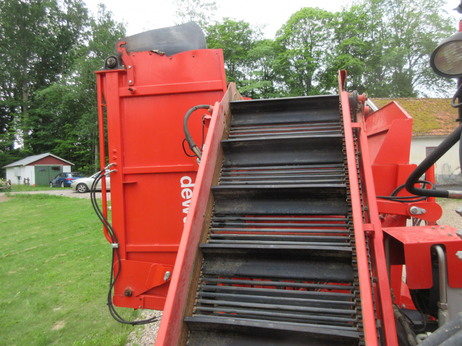 5287 Dewulf GBC carrot harvester with bunker