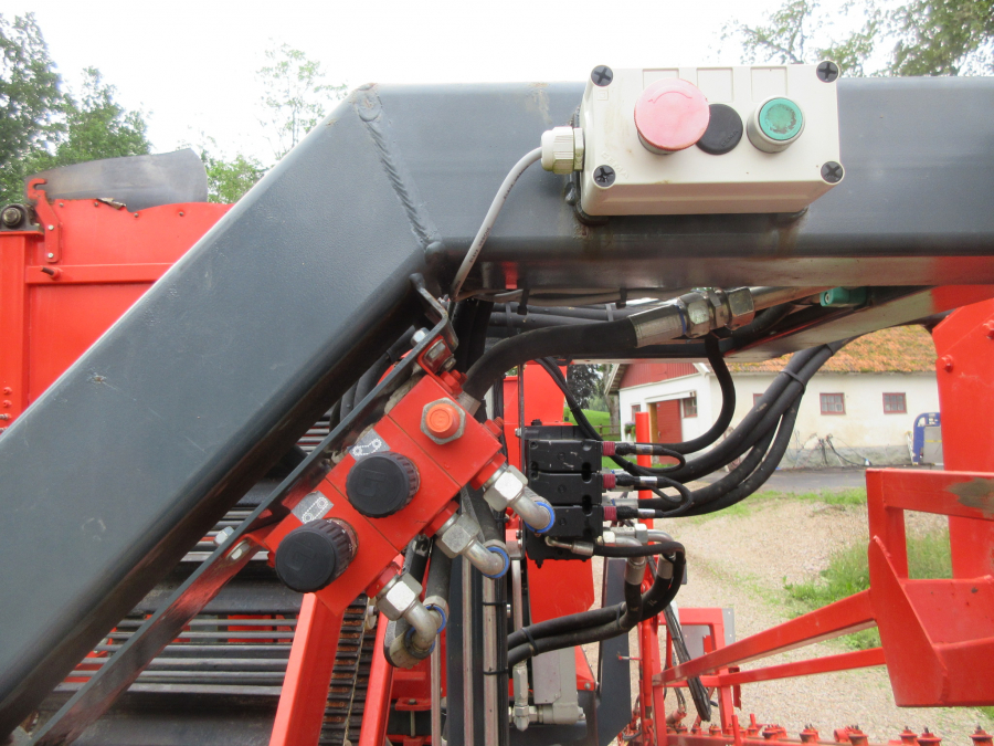 5287 Dewulf GBC carrot harvester with bunker