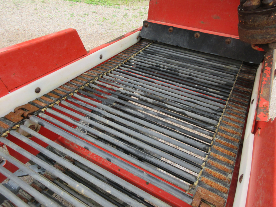 5287 Dewulf GBC carrot harvester with bunker