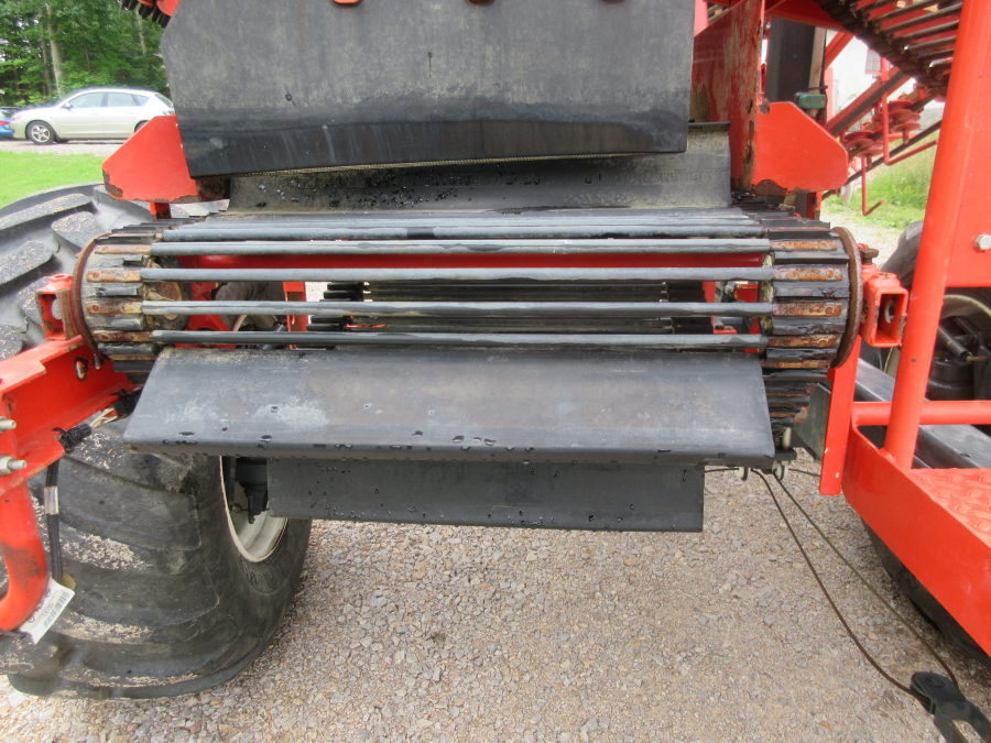 5287 Dewulf GBC carrot harvester with bunker