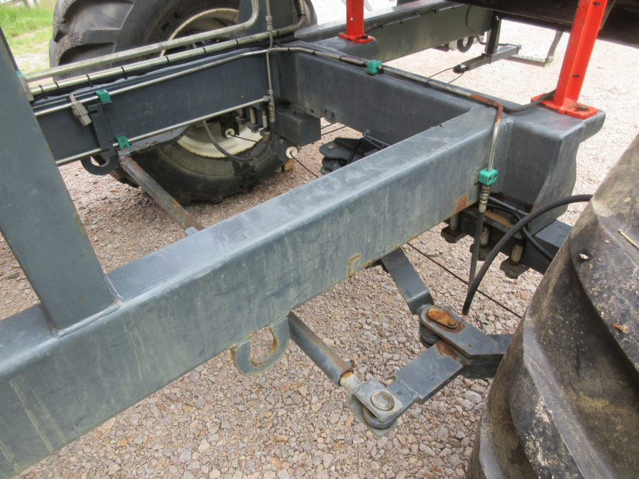 5287 Dewulf GBC carrot harvester with bunker