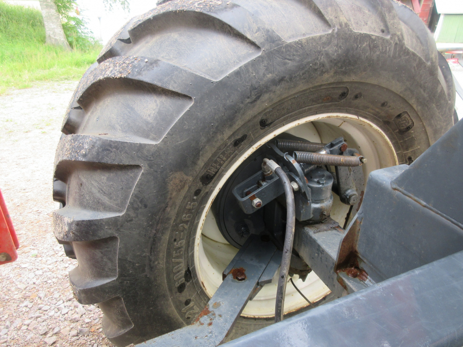 5287 Dewulf GBC carrot harvester with bunker