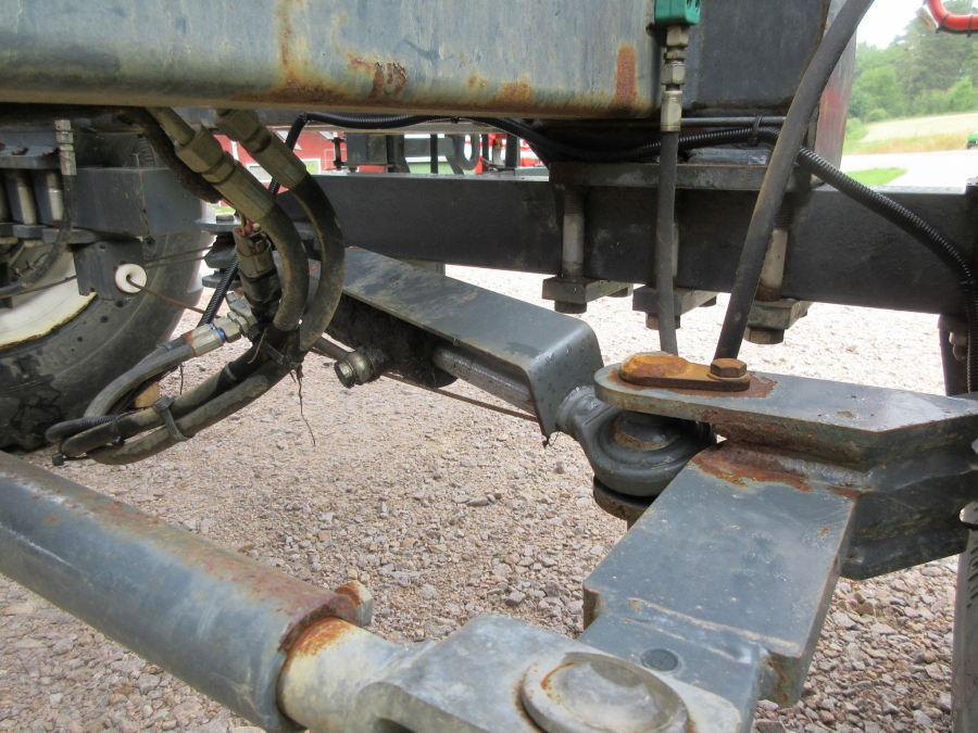 5287 Dewulf GBC carrot harvester with bunker