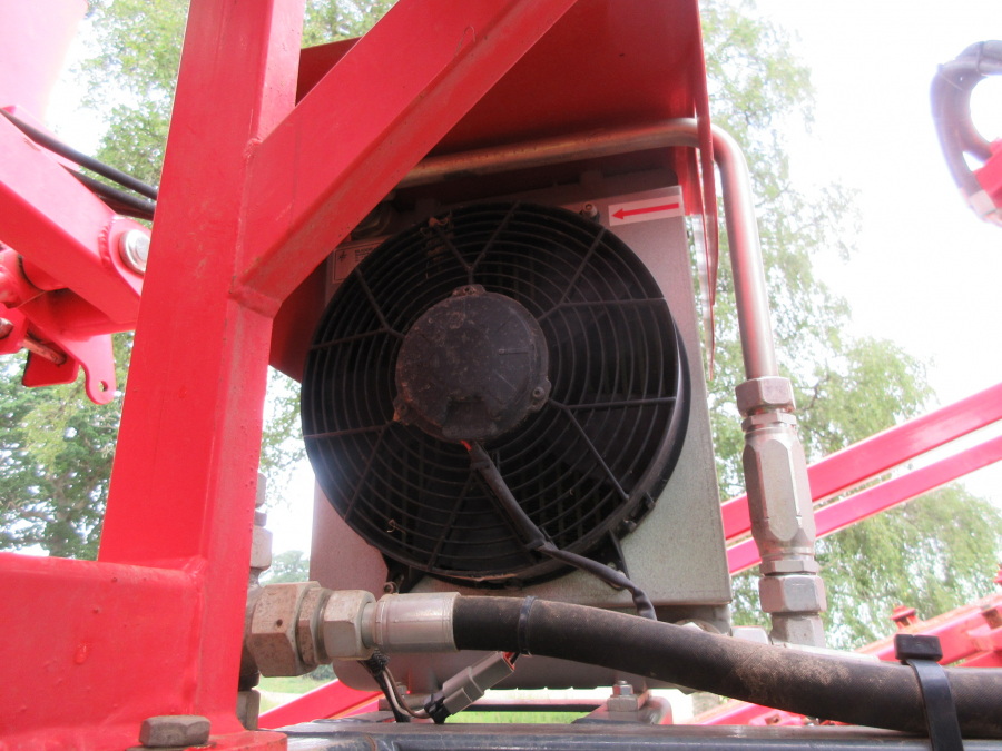 5287 Dewulf GBC carrot harvester with bunker