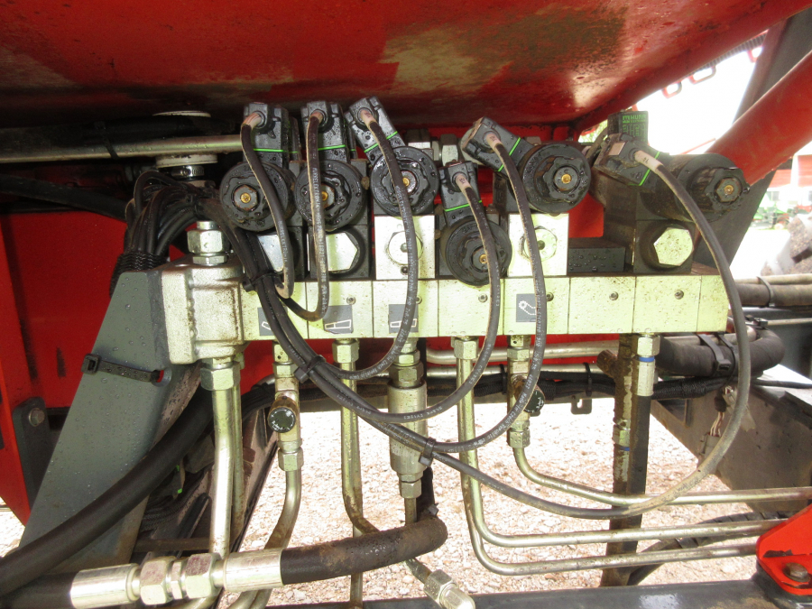5287 Dewulf GBC carrot harvester with bunker
