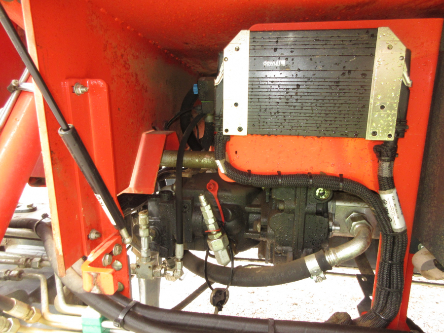5287 Dewulf GBC carrot harvester with bunker