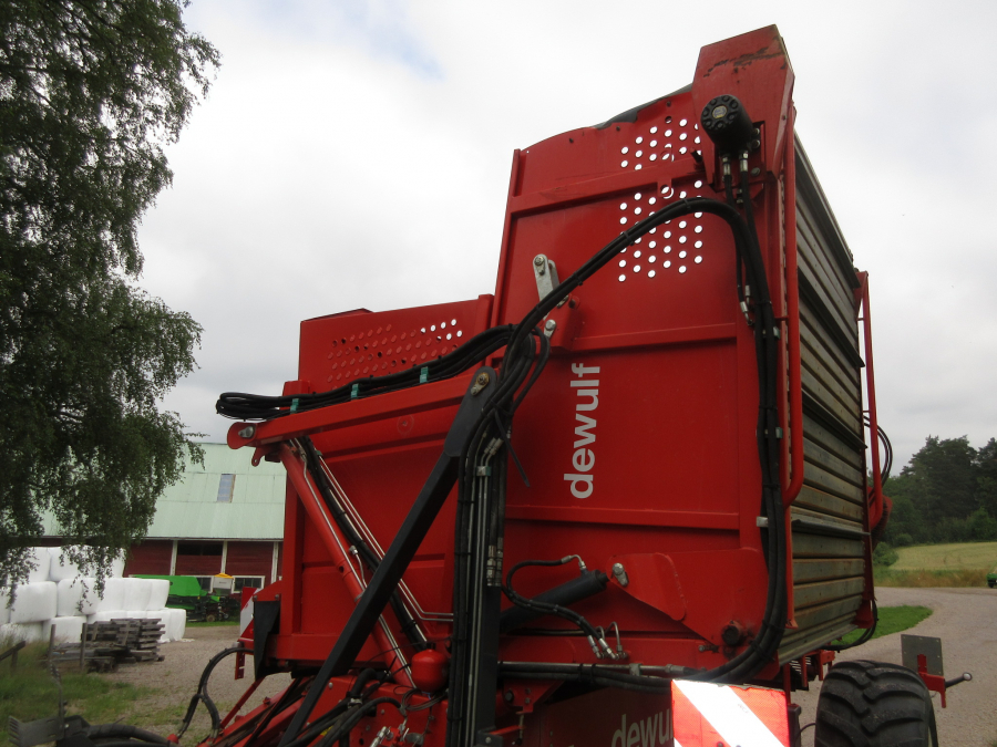 5287 Dewulf GBC carrot harvester with bunker