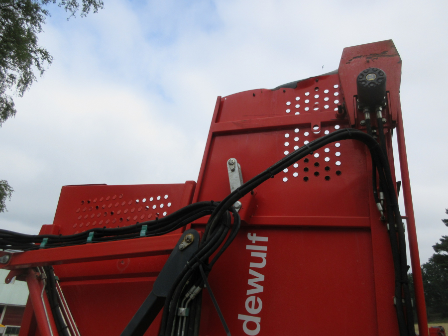 5287 Dewulf GBC carrot harvester with bunker