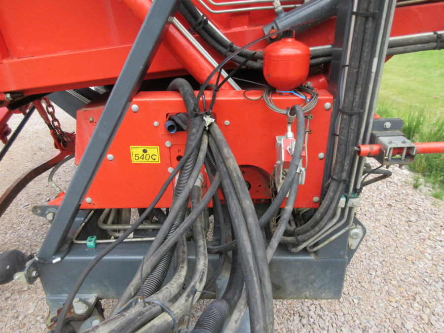 5287 Dewulf GBC carrot harvester with bunker