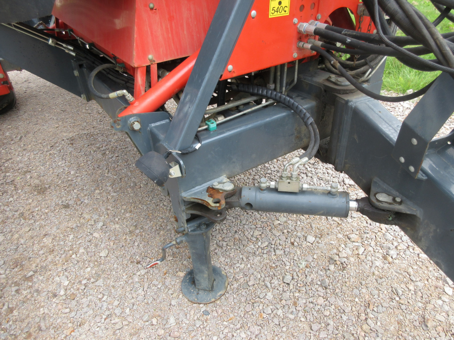 5287 Dewulf GBC carrot harvester with bunker