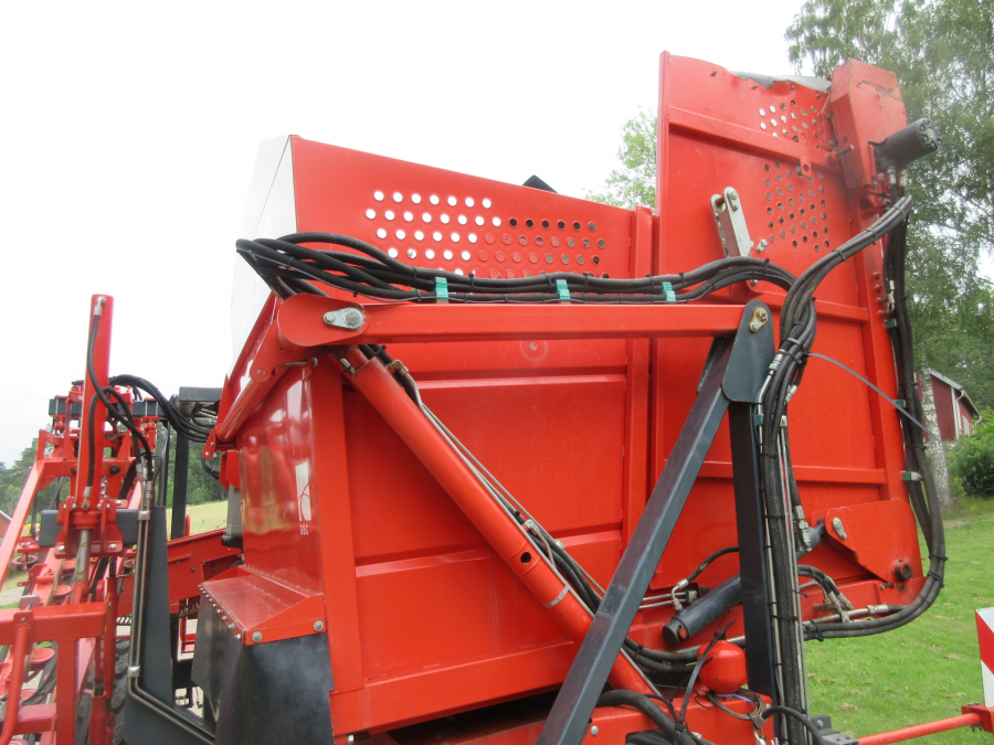 5287 Dewulf GBC carrot harvester with bunker