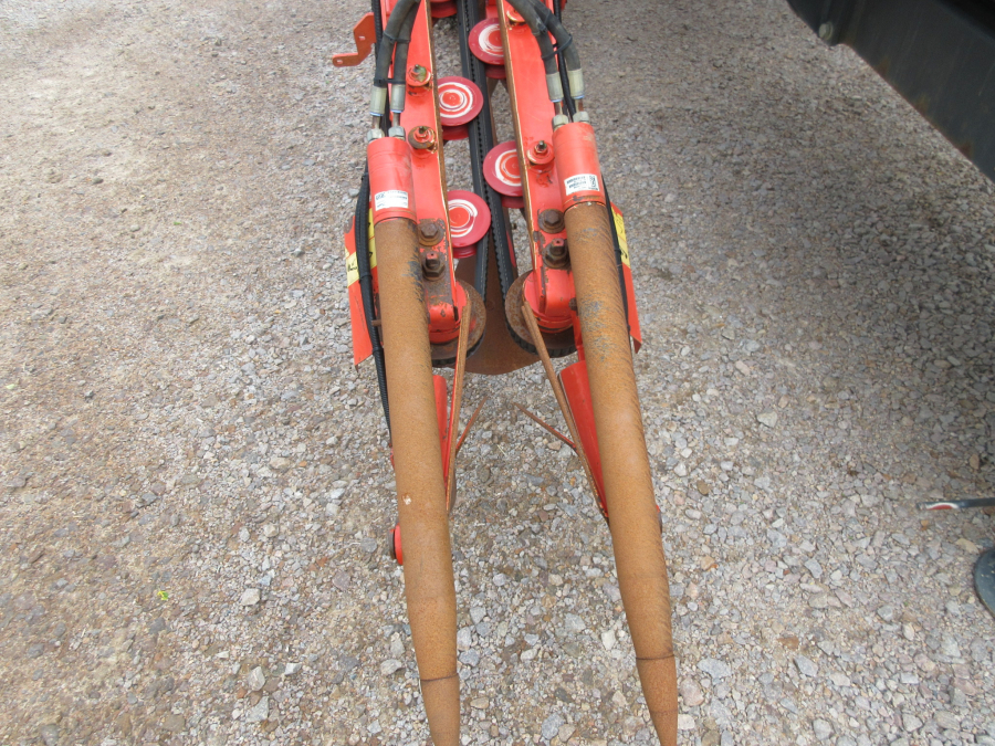 5287 Dewulf GBC carrot harvester with bunker