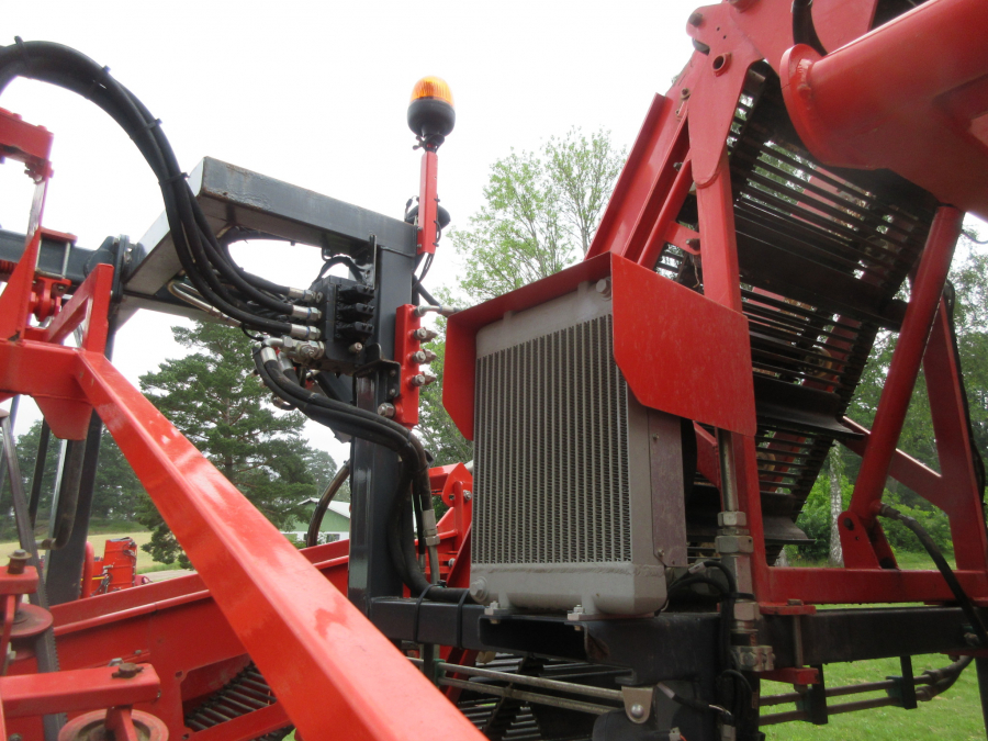 5287 Dewulf GBC carrot harvester with bunker