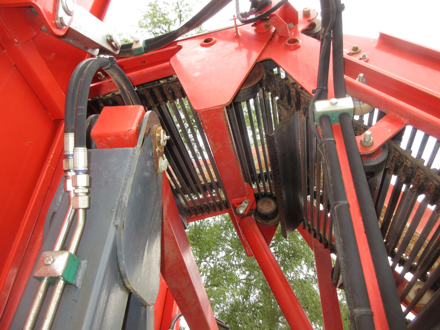 5287 Dewulf GBC carrot harvester with bunker