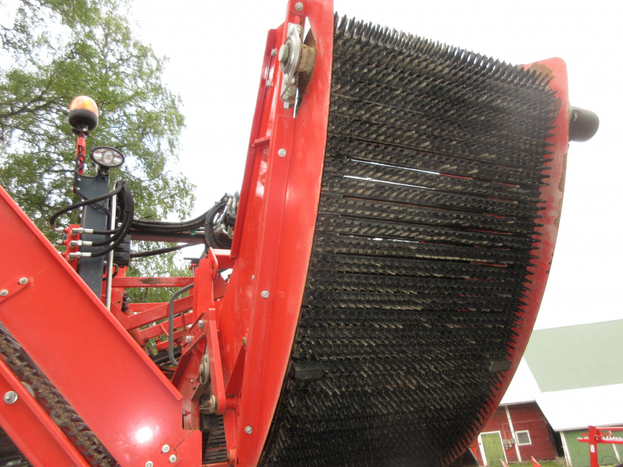 5287 Dewulf GBC carrot harvester with bunker