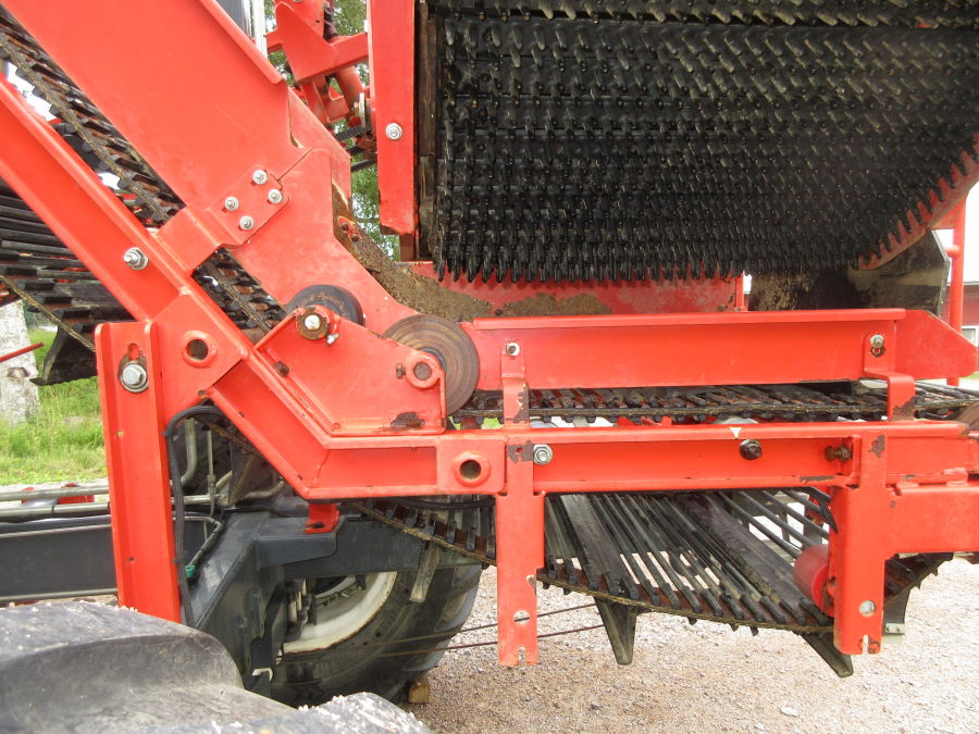 5287 Dewulf GBC carrot harvester with bunker
