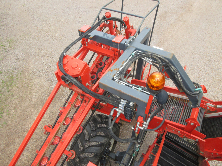 5287 Dewulf GBC carrot harvester with bunker