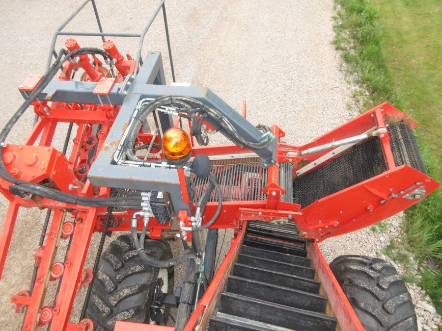 5287 Dewulf GBC carrot harvester with bunker