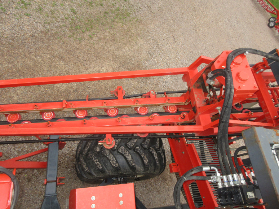 5287 Dewulf GBC carrot harvester with bunker