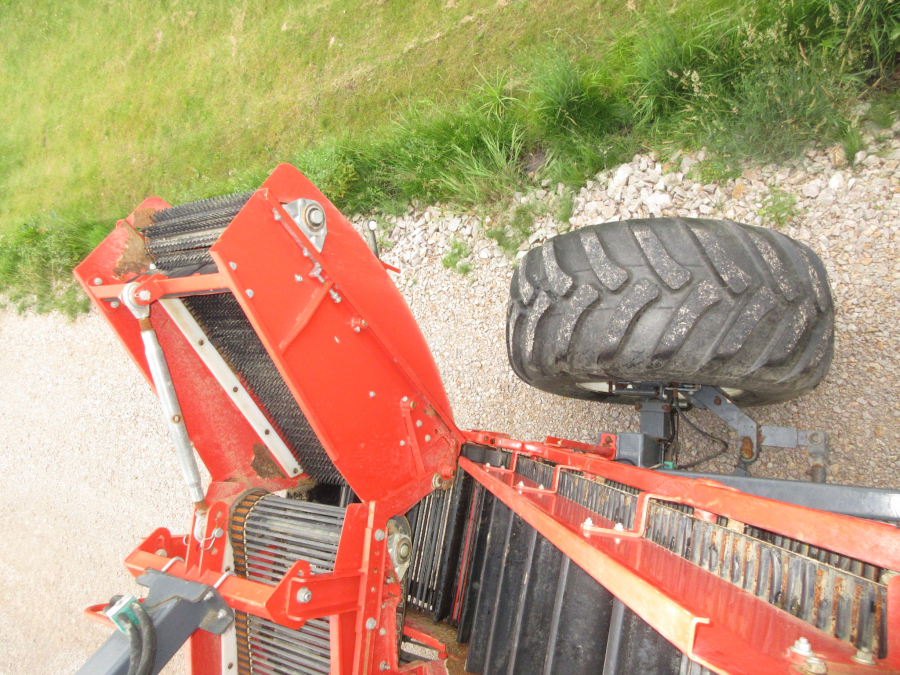 5287 Dewulf GBC carrot harvester with bunker
