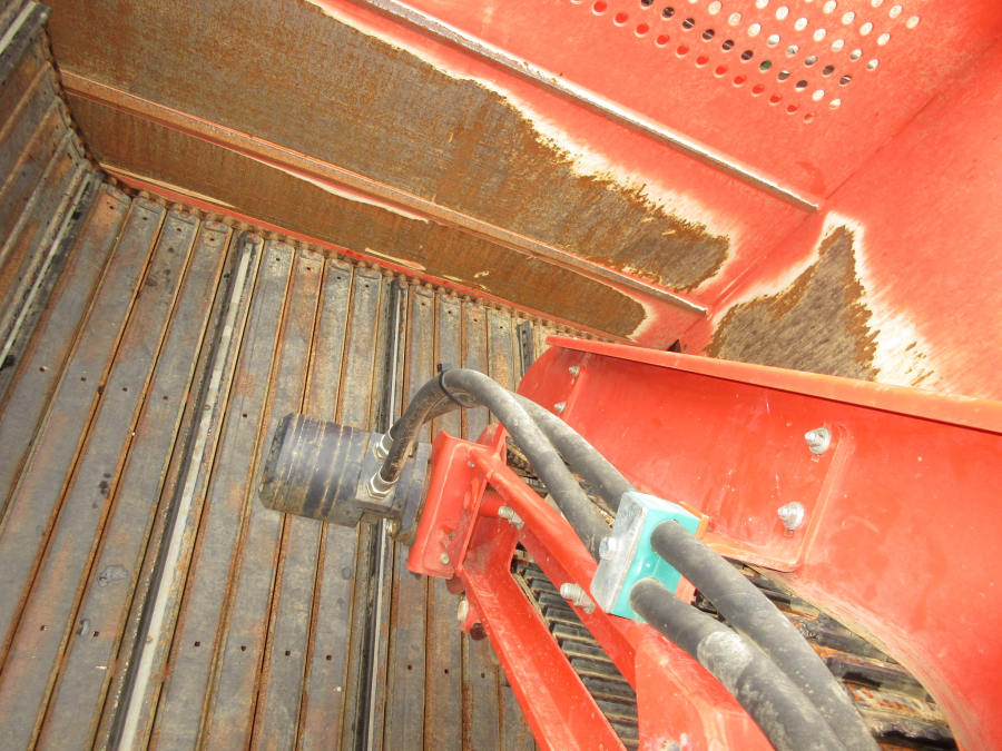 5287 Dewulf GBC carrot harvester with bunker