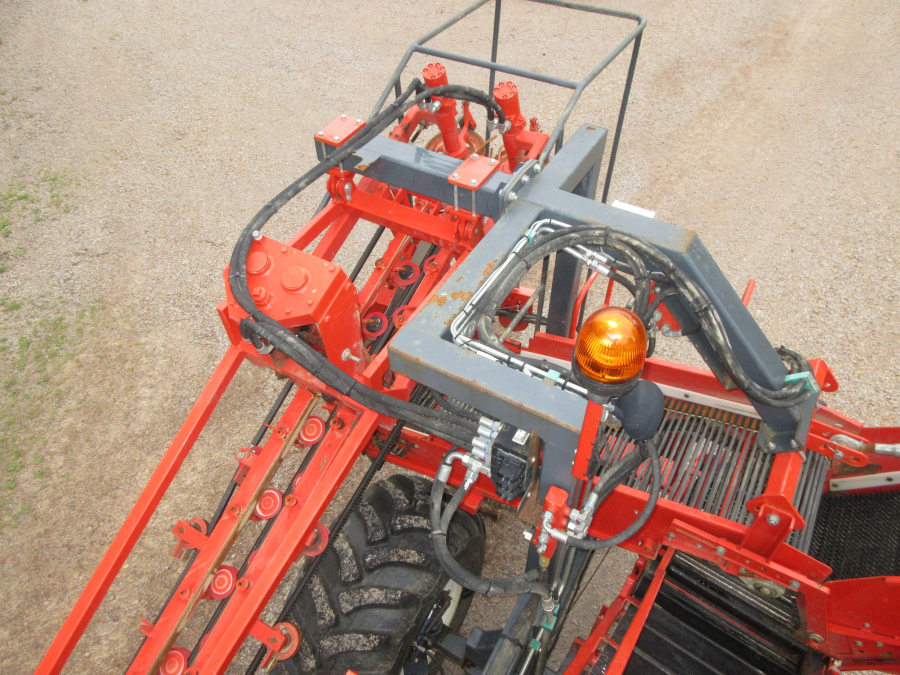 5287 Dewulf GBC carrot harvester with bunker
