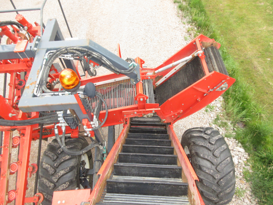 5287 Dewulf GBC carrot harvester with bunker