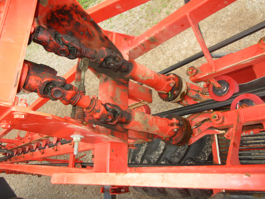 5287 Dewulf GBC carrot harvester with bunker