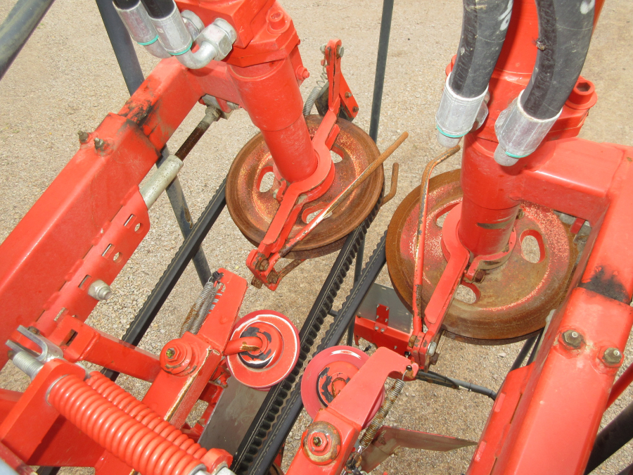 5287 Dewulf GBC carrot harvester with bunker