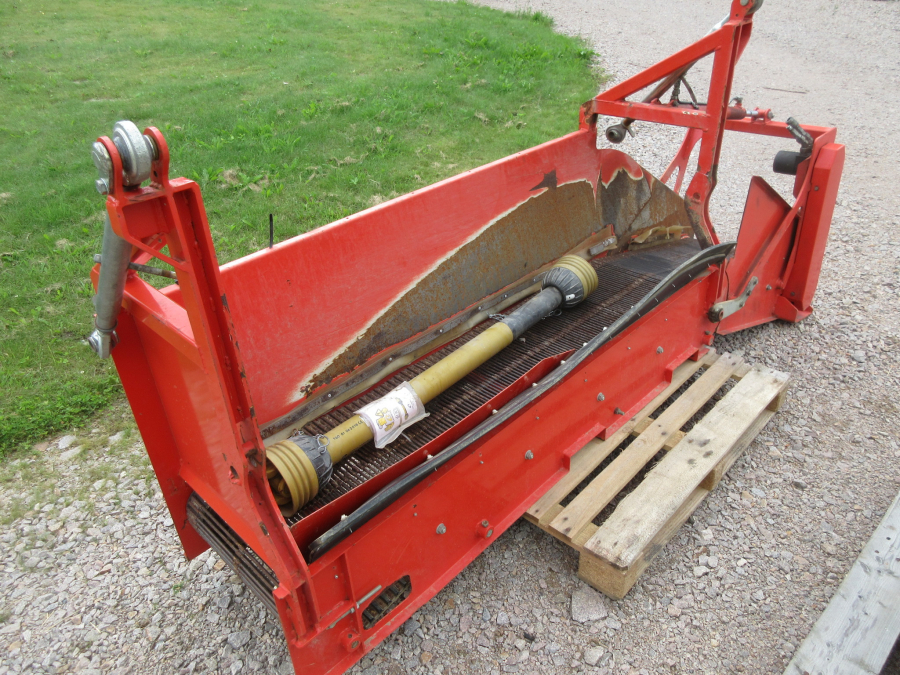 5287 Dewulf GBC carrot harvester with bunker