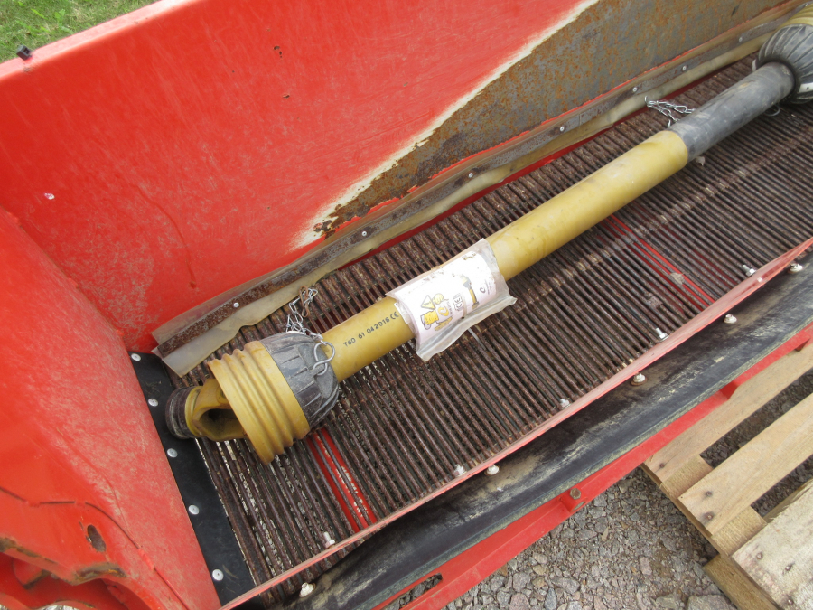 5287 Dewulf GBC carrot harvester with bunker