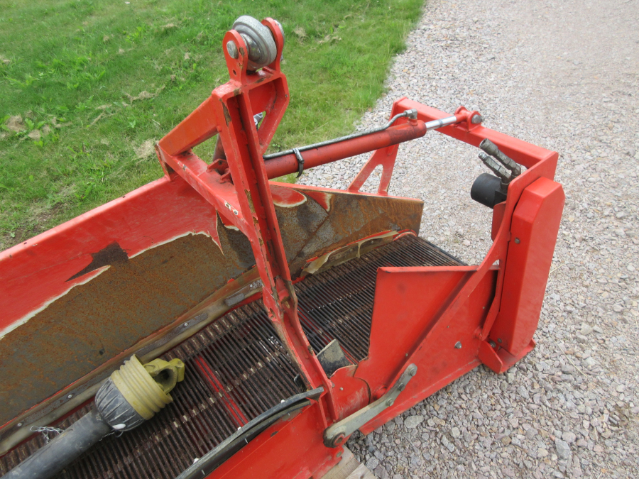 5287 Dewulf GBC carrot harvester with bunker