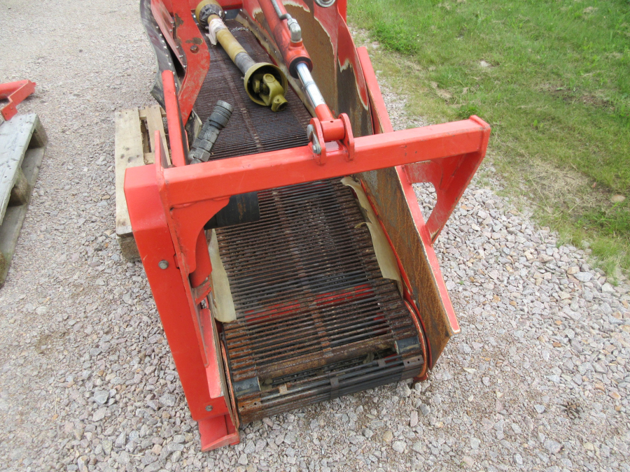 5287 Dewulf GBC carrot harvester with bunker