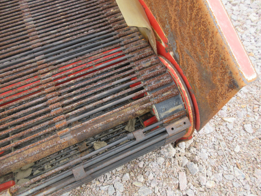 5287 Dewulf GBC carrot harvester with bunker