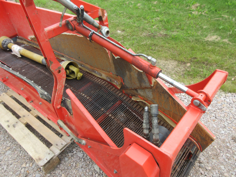 5287 Dewulf GBC carrot harvester with bunker