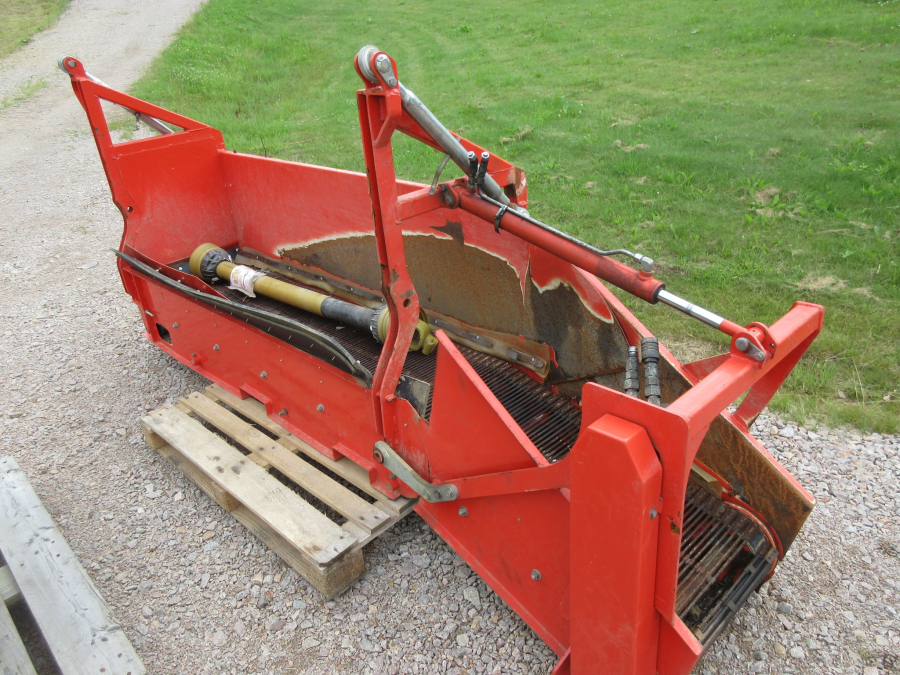 5287 Dewulf GBC carrot harvester with bunker